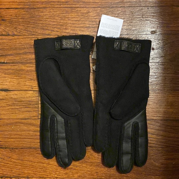 Ugg Men’s Shearling Tech Gloves - Picture 3 of 6
